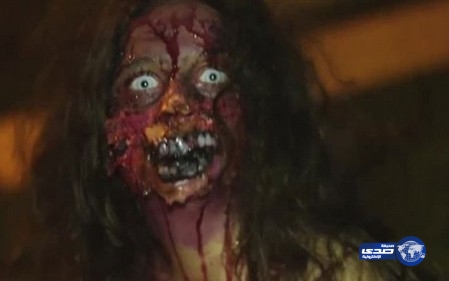 بالفيديو: فتاة مشوهة تهاجم المارة وتصيبهم بالرعب