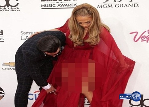 جينيفر لوبيز تتعثر على السجادة الحمراء بسبب فستانها الفاضح