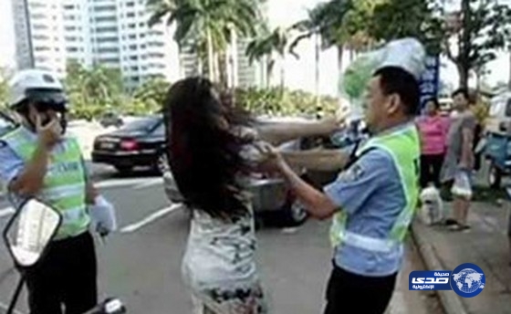 صينية تعتدي على شرطي بوحشية وتدخله المستشفى