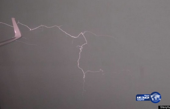 بالفيديو.. من داخل طائرة وهي تتعرض لصاعقة