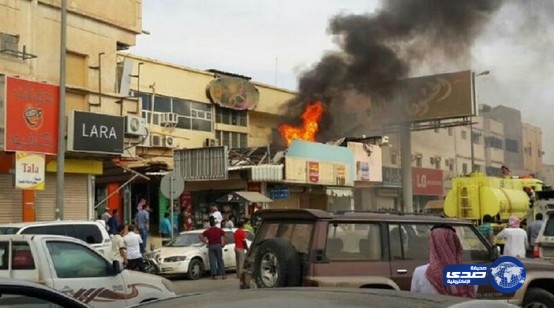 مدني بريدة يخمد حريقًا بمحل وجبات سريعة وسط المدينة
