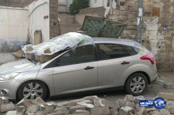 انهيار جدار منزل مهجور على سيارتين بالطائف