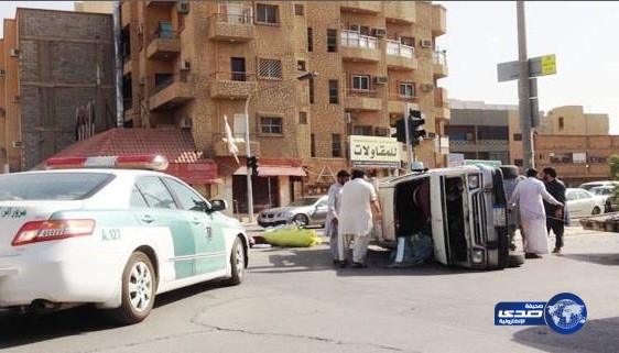 انقلاب سيارة نقل وسط الرياض وإصابة قائدها