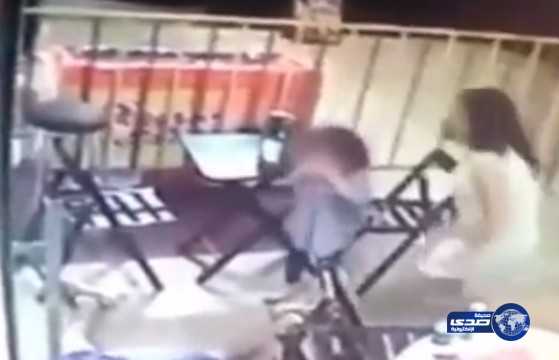 بالفيديو.. مقتل شاب بالرصاص أمام طفلته