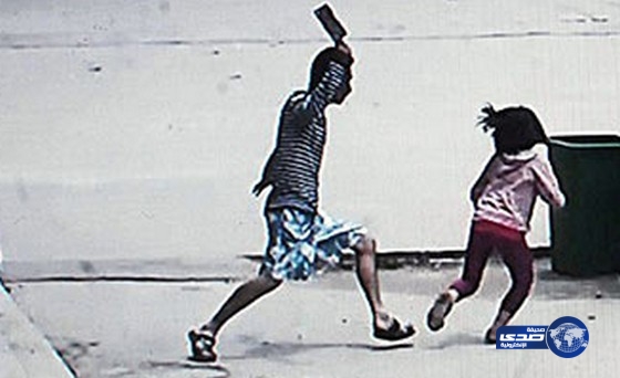 بالفيديو: شاب يقتحم مدرسة صينية ويهاجم الطلاب بـالساطور