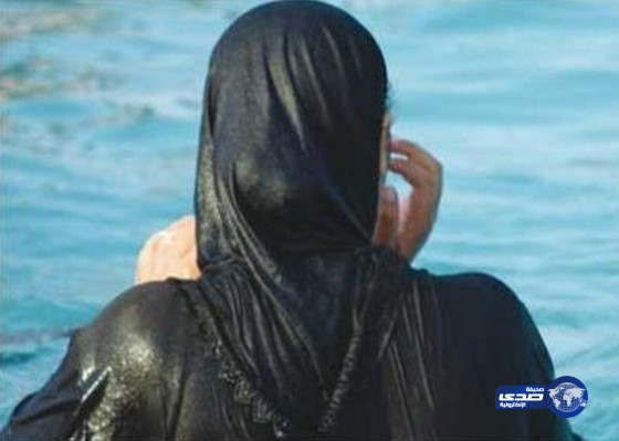 صورة أم بالبكيني برفقة شاب تحرمها من حضانة أولادها