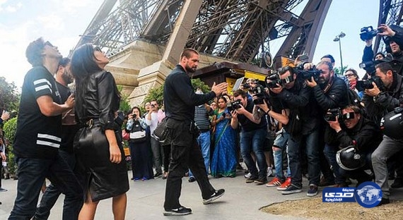 فستان كارداشيان مكشوف الصدر يعرقل حركة المرور في باريس