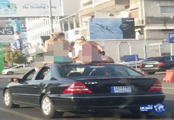 فتيات شبه عاريات فوق سيارة تسيرعلى طريق سريع في لبنان