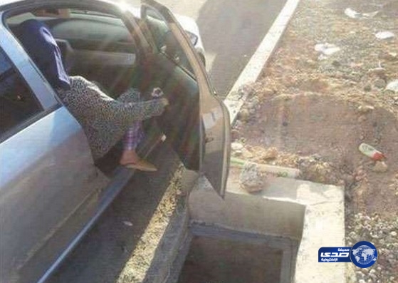 اكيد انه يعزها بالحيل!!