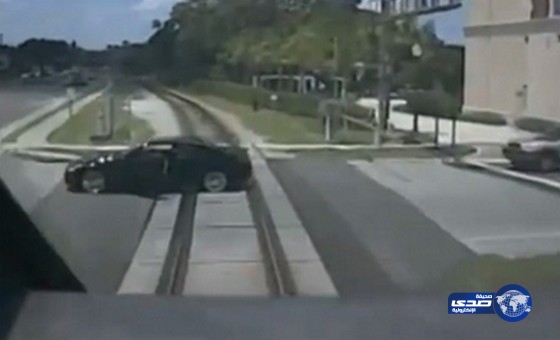 بالفيديو: نجاة امرأة قبل ثوان من اصطدام القطار بسيارتها