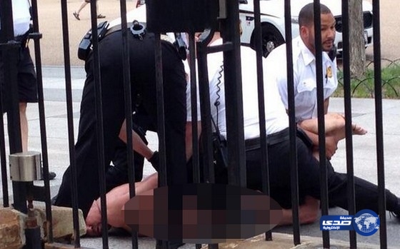 رجلٌ يتعرى أمام البيت الابيض