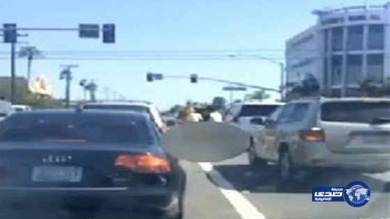 بالفيديو.. رجل «عاري» يحاول خطف سيدة في أحد شوارع لوس أنجلوس