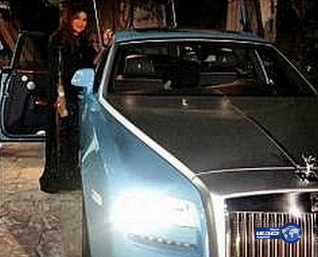 أحلام تستعرض سيارتها الجديدة