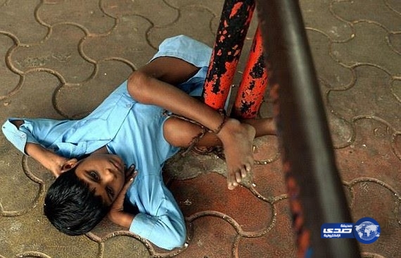 بالصور: هندية تقيد حفيدها المعاق بسلسلة في عمود لحين عودتها من العمل