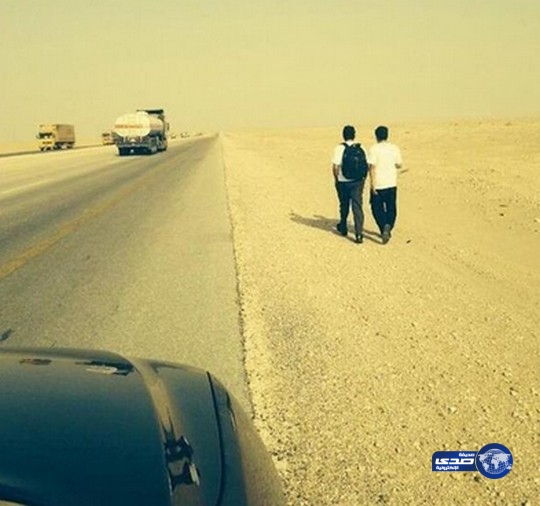 سعوديان يسيران على أقدامهما من الإحساء إلى أبوظبي كتعبير عن شكر المواطنين السعوديين لأشقائهم  في الإمارات