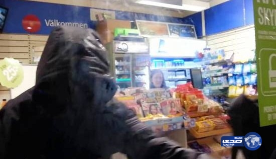 بالفيديو: شهامة شاب عربي تنقذ فتاة من مسلح سويدي