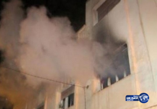 شاب يحتجز والدته في غرفة ويضرم النار فيها