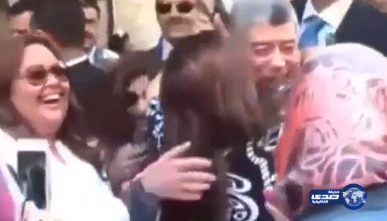 فتاة تحضن وزير الداخلية اثناء مروره أمام احدى اللجان الانتخابية