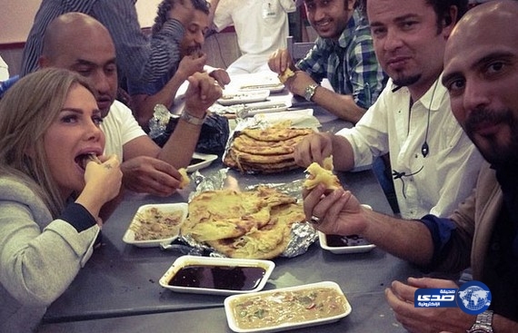 نيكول سابا تتخلى عن اناقتها من أجل الفطير المشلتت