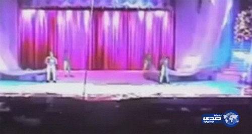 وفاة لاعب سيرك أثناء العرض على المسرح بقفزة خاطئة – فيديو