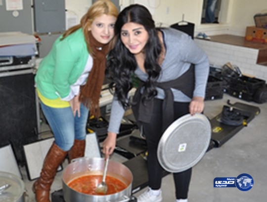 صورة: ريم عبد الله تعد الكبسة لفريق مسلسل كلام الناس‎