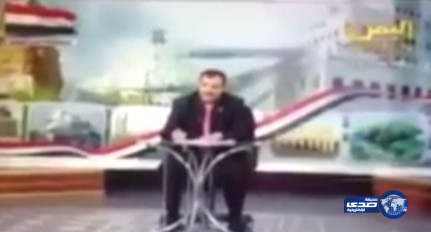 بالفيديو.. صديق مذيع يمني يحرجه ويطلب بدلته المستعارة منه على الهواء