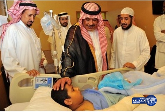 أمير الباحة يزور عدداً من المرضى المنومين بمستشفى الملك فهد
