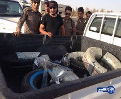 لص يسرق «كفرات» من شاحنة عقب إنقلابها في وادي الدواسر