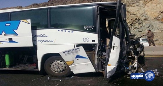 إصابة 19 معتمرًا في حادث تصادم على طريق السيل باتجاه مكة