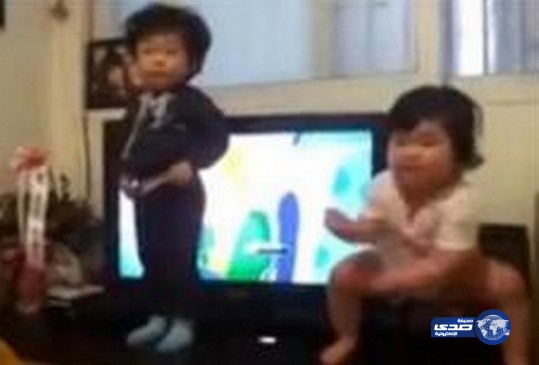 فيديو:برقص عفوي طفلة تحاول تقليد شاكير