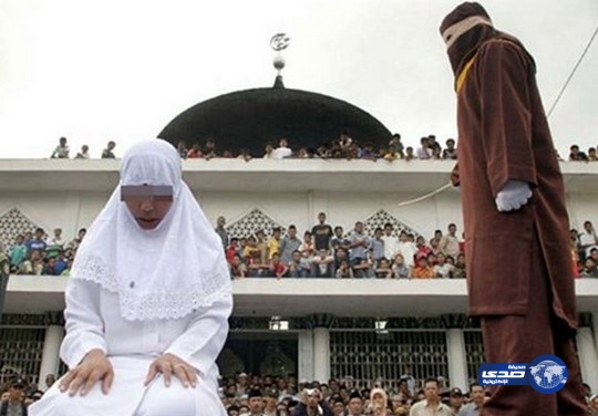 الحكم على امرأة إندونيسية بالجلد عام بعد اغتصابها من 8 أشخاص !!