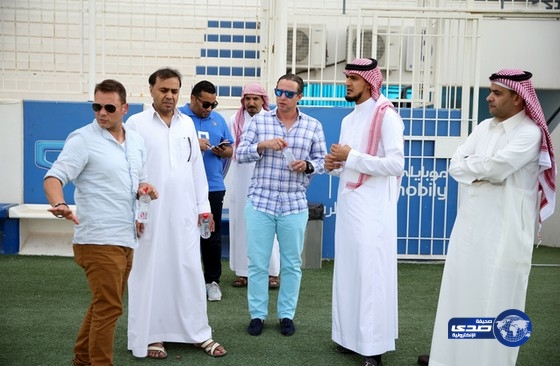 اهم شيء النظارة زرقاء!!