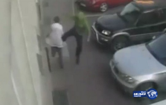 بالفيديو: شاب ينهال على امرأة ركلا بالشارع لأنه يشعر بالملل!
