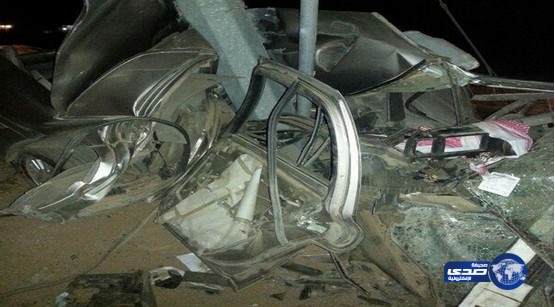 إصابة لشاب وانشطار سيارته نتيجة اصطدامة بعمود في عشيرة