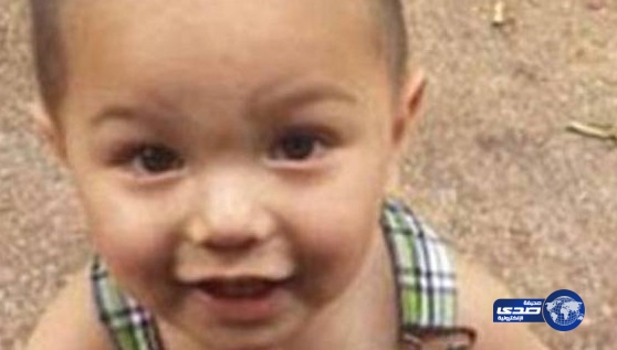 شرطي يلقي بقنبلة على طفل أثناء مداهمة تجار مخدرات