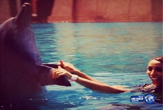 دنيا بطمة ترقص مع الدلافين