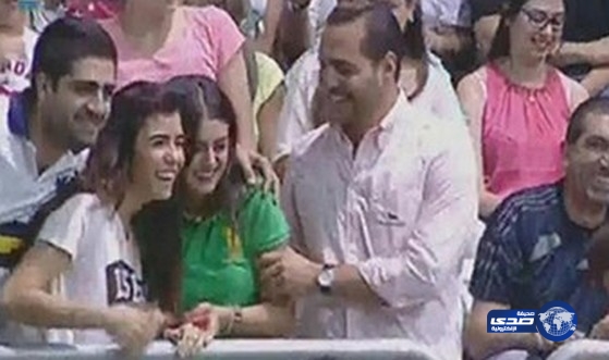 بالفيديو.. لبناني طلب يد حبيبته أمام الجميع وسط مباراة لكرة السلة