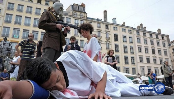 سوريون يقدمون عرضاً فنياً حول مهزلة انتخاب الأسد (صور)