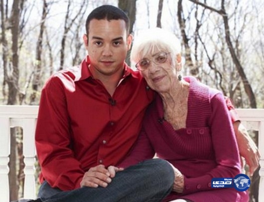 ثلاثيني يقع في غرام تسعينية.. ويعرفها على والدته الخمسينية