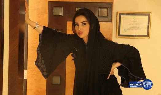 ميساء مغربي تتبرع بعباءة مطرزة بالماس والذهب