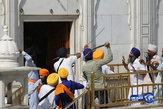 صلاه في احد المعابد في الهند تتحول الى معركة بالسيوف