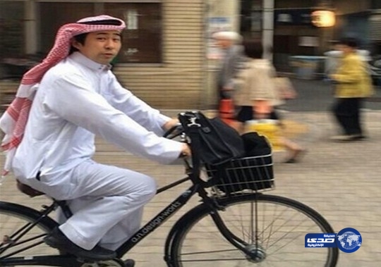 شاب ياباني عاد إلى بلده من السعودية متأثراً بالزي السعودي