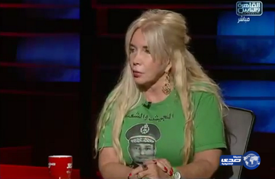 بالفيديو: عضوة بحزب أوباما ترتدى تي شيرت يحمل صورة السيسي