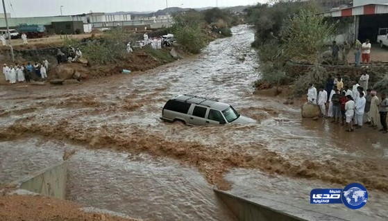 مركبة عالقة وسط السيول