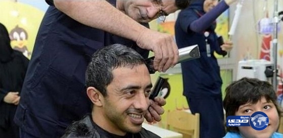 وزير خارجية الإمارات يحلق شعره تضامناً مع مرضى السرطان (صور)