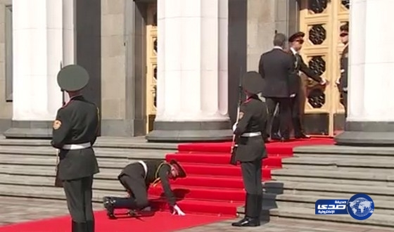 بالفيديو..سقوط جندي خلال استقبال الرئيس الأوكراني الجديد