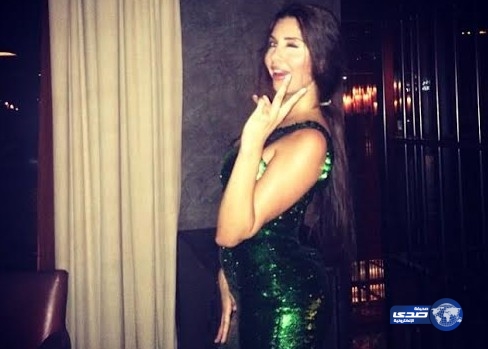 لاميتا فرنجية تظهر بفستان فاضح في ملهى بدبي