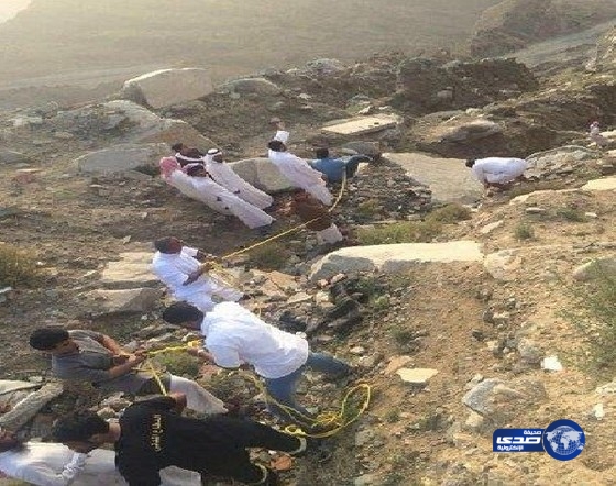 المدني يباشر حادثة سقوط سيارة من أعلى جبل الهدا