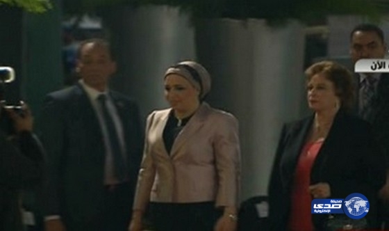 جيهان السادات تظهر بصحبة زوجة السيسي في حفل التنصيب (فيديو)