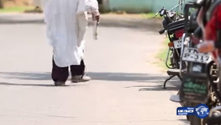 بالفيديو.. هندي يمشي بظهره منذ عام 89